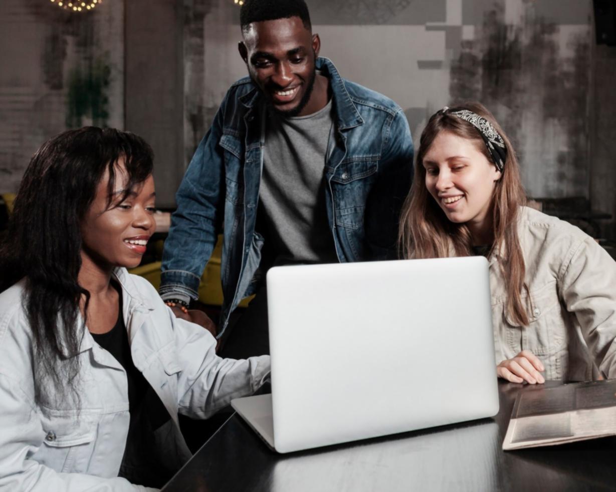 Emprendedores trabajando en estrategia de financiación