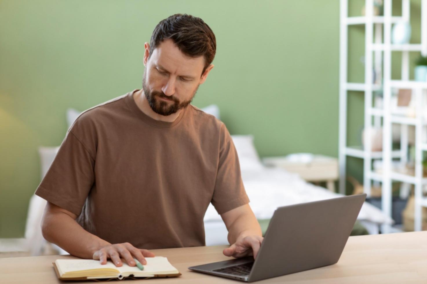 Equipo de startup trabajando en estrategia de financiación