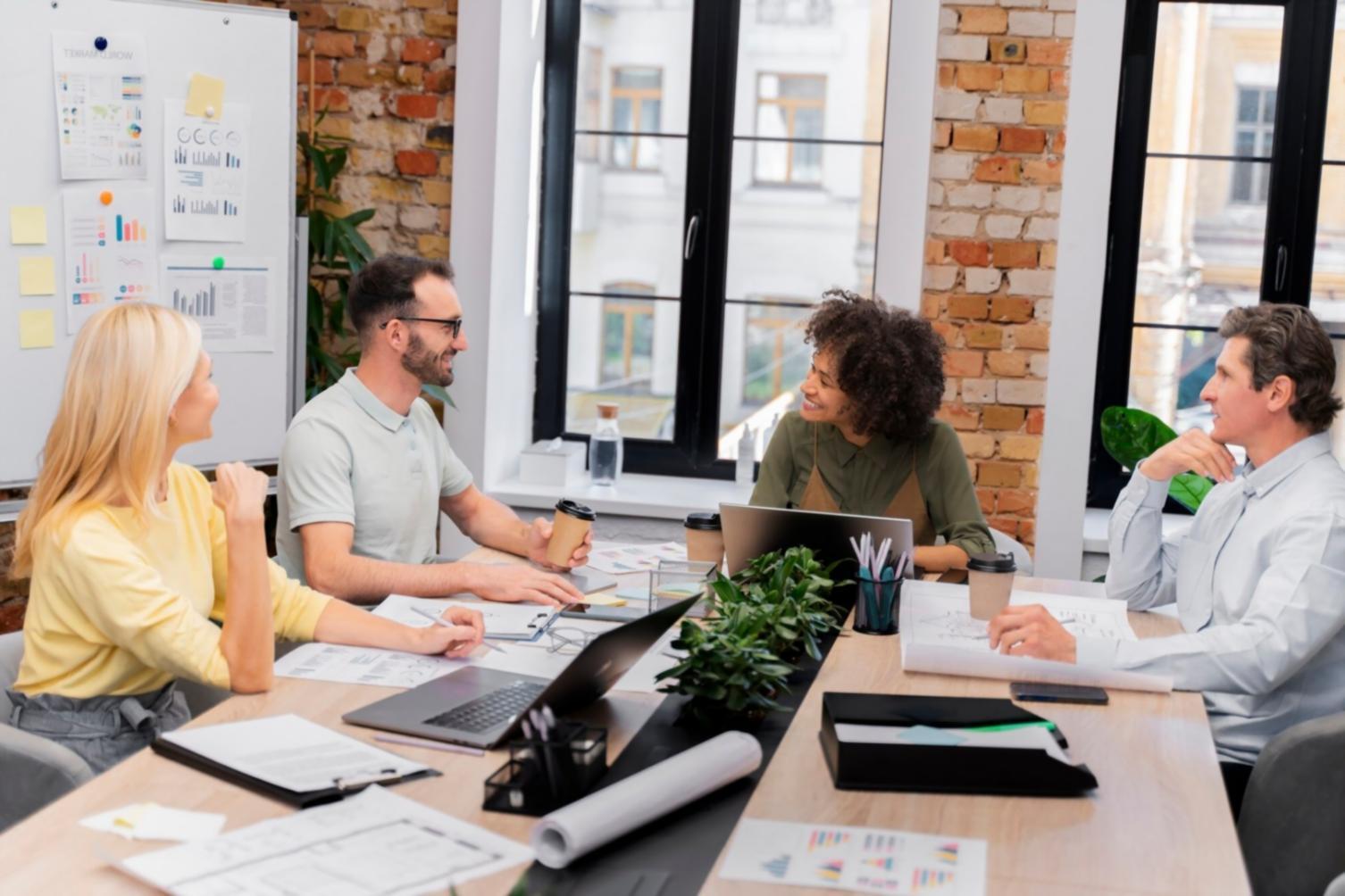 Análisis de métricas financieras en pizarra durante taller corporativo